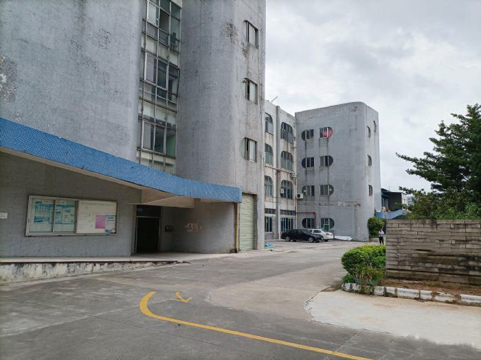 番禺石基工业园一楼2600平厂房出租，现成注塑机械环评，租金便宜